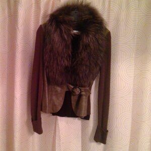 Small size Cache sweater wrap with belt and detachable raccoon fur collar.